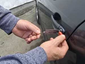 Робота майстра з автомобільним замком